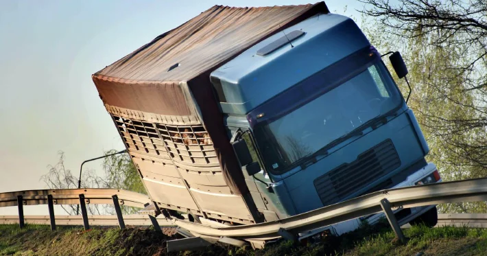 Saiba o que pode ser feito para evitar o tombamento de caminhões