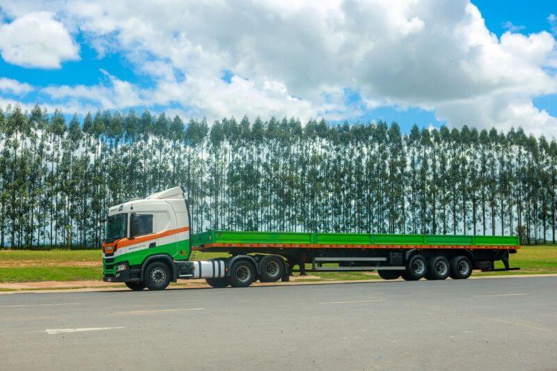 Caminhão da Rodojacto com faixa refletiva